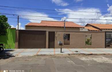 Imagem: A casa possui 4 Dormitórios, 2 Banheiros, 432m² de Área e