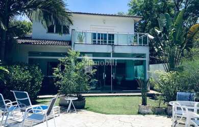 Imagem: A casa possui 4 Dormitórios, 5 Banheiros, 4 Vagas na garagem