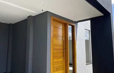 Imagem: A casa possui 3 Dormitórios, 2 Banheiros, 1 Vaga na garagem