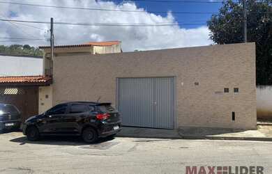 Imagem: A casa possui 4 Dormitórios, 2 Banheiros, 5 Vagas na garagem