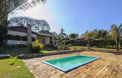 Imagem: A casa possui 4 Dormitórios, 3 Banheiros, 4 Vagas na garagem