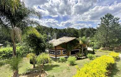 Imagem: A casa em condomínio possui 4 Dormitórios, 5 Banheiros, 3