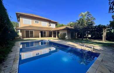 Imagem: A casa em condomínio possui 4 Dormitórios, 4 Banheiros, 2