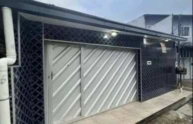 Imagem: A casa possui 2 Dormitórios e está localizado em São José