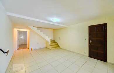 Imagem: A casa possui 3 Dormitórios, 3 Banheiros, 2 Vagas na garagem