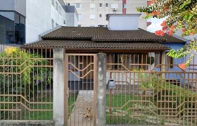Imagem: A casa possui 3 Dormitórios, 2 Banheiros, 1 Vaga na garagem