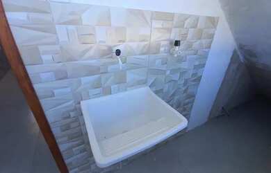 Imagem: A casa possui 1 Dormitório, 1 Banheiro, 1 Vaga na garagem e