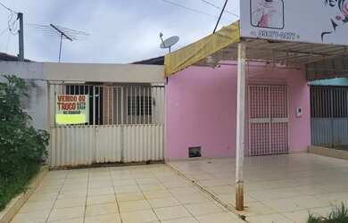 Imagem: A casa possui 2 Dormitórios, 1 Banheiro, 1 Vaga na garagem