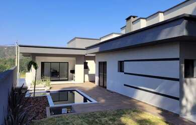 Imagem: A casa possui 3 Dormitórios, 4 Banheiros, 2 Vagas na garagem