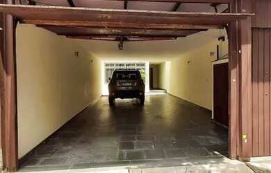 Imagem: A casa possui 3 Dormitórios, 3 Banheiros, 4 Vagas na garagem