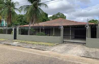 Imagem: A casa possui 3 Dormitórios, 3 Banheiros, 2 Vagas na garagem