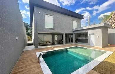 Imagem: A casa em condomínio possui 4 Dormitórios, 4 Banheiros, 4