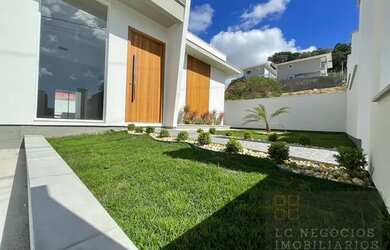 Imagem: A casa possui 3 Dormitórios, 1 Banheiro, 2 Vagas na garagem