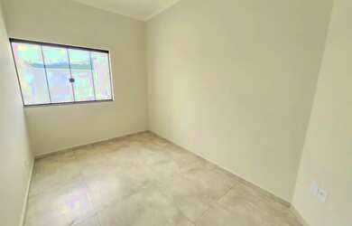 Imagem: A casa possui 2 Dormitórios, 1 Banheiro, 2 Vagas na garagem