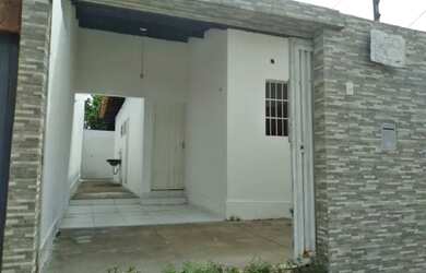 Imagem: A casa possui 2 Dormitórios, 1 Banheiro, 1 Vaga na garagem