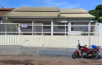 Imagem: A casa possui 4 Dormitórios, 2 Banheiros, 2 Vagas na garagem