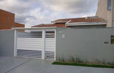 Imagem: A casa possui 3 Dormitórios, 2 Banheiros, 4 Vagas na garagem