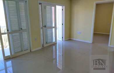 Imagem: A casa possui 3 Dormitórios, 4 Banheiros, 2 Vagas na garagem