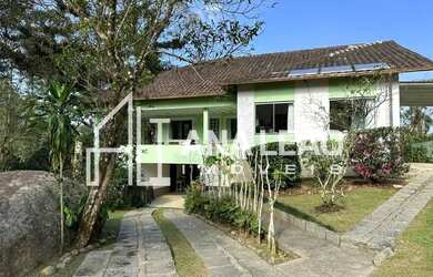 Imagem: A casa em condomínio possui 3 Dormitórios, 4 Banheiros e 579m²