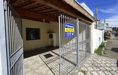 Imagem: A casa possui 3 Dormitórios, 2 Banheiros, 2 Vagas na garagem