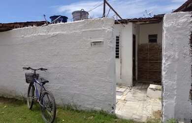 Imagem: A casa possui 2 Dormitórios e 2 Banheiros e está localizado