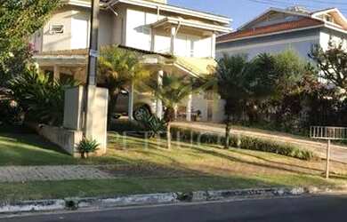 Imagem: A casa em condomínio possui 5 Dormitórios, 5 Banheiros, 5