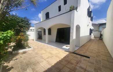 Imagem: A casa possui 3 Dormitórios, 3 Banheiros, 2 Vagas na garagem