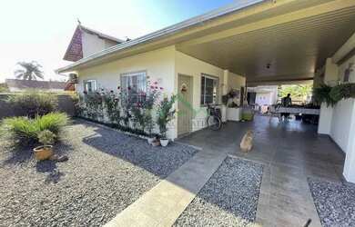 Imagem: A casa possui 4 Dormitórios, 4 Banheiros, 5 Vagas na garagem