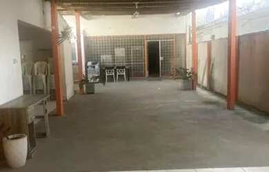 Imagem: A casa possui 3 Dormitórios, 1 Banheiro, 5 Vagas na garagem