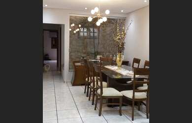 Imagem: A casa possui 3 Dormitórios, 2 Banheiros, 2 Vagas na garagem