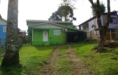 Imagem: A casa possui 4 Dormitórios, 1 Banheiro, 2 Vagas na garagem
