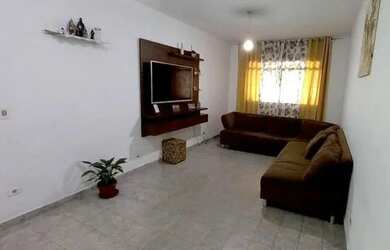 Imagem: A casa possui 3 Dormitórios, 2 Banheiros, 1 Vaga na garagem