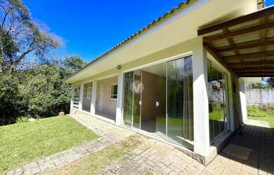 Imagem: A casa possui 2 Dormitórios, 2 Banheiros, 2 Vagas na garagem