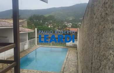 Imagem: A casa possui 3 Dormitórios, 2 Banheiros, 4 Vagas na garagem