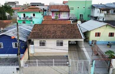 Imagem: A casa possui 3 Dormitórios, 3 Banheiros, 2 Vagas na garagem