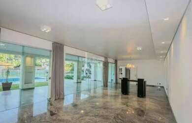 Imagem: A casa possui 4 Dormitórios, 5 Banheiros, 5 Vagas na garagem