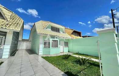 Imagem: A casa possui 3 Dormitórios, 2 Banheiros, 3 Vagas na garagem