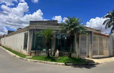 Imagem: A casa em condomínio possui 4 Dormitórios, 5 Banheiros, 3