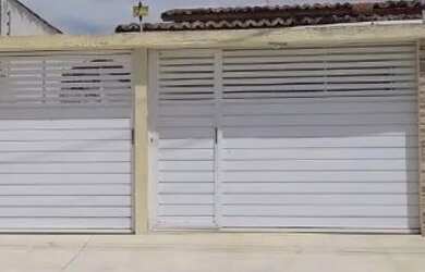 Imagem: A casa possui 2 Dormitórios, 2 Banheiros, 3 Vagas na garagem