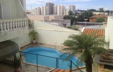 Imagem: A casa possui 3 Dormitórios, 4 Banheiros, 2 Vagas na garagem