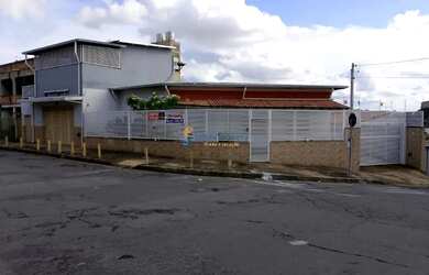 Imagem: A casa possui 4 Dormitórios, 2 Banheiros, 5 Vagas na garagem