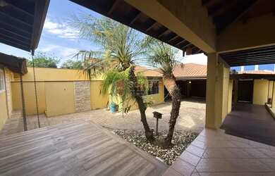 Imagem: A casa possui 3 Dormitórios, 1 Banheiro, 4 Vagas na garagem