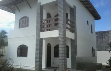 Imagem: A casa possui 4 Dormitórios, 3 Banheiros, 5 Vagas na garagem