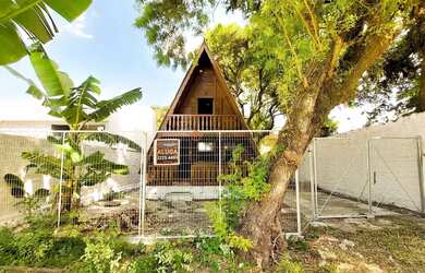 Imagem: A casa possui 2 Dormitórios, 1 Banheiro, 3 Vagas na garagem