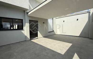 Imagem: A casa possui 3 Dormitórios, 2 Banheiros, 2 Vagas na garagem