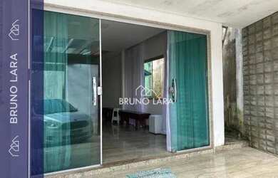 Imagem: A casa possui 3 Dormitórios, 2 Banheiros, 4 Vagas na garagem