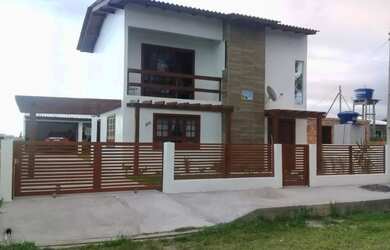 Imagem: A casa possui 4 Dormitórios, 3 Banheiros, 300m² de Área e