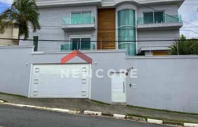 Imagem: A casa possui 4 Dormitórios, 5 Banheiros, 4 Vagas na garagem