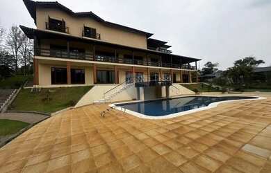 Imagem: A casa em condomínio possui 5 Dormitórios, 5 Banheiros, 5