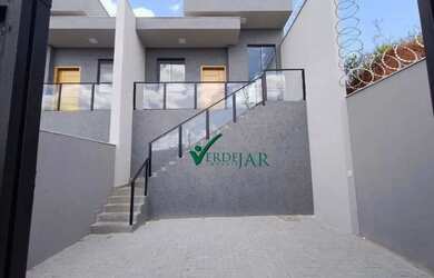 Imagem: A casa possui 3 Dormitórios, 1 Banheiro, 2 Vagas na garagem